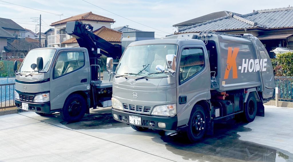 弊社が所有する大型トラックと特殊車両の画像